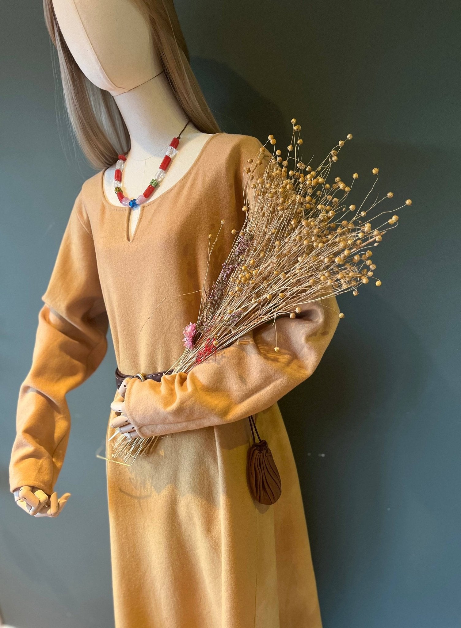 • TYRA • Hand - Sewn Viking Age Woolen Haithabu Dress with Two Gores in Thin Twill (290g/m²) - NATURAL Shades | Based on Haithabu Fragments 72 A & B, 64, 65, 69, 70, S14, S15, 48, 49, 82 A - D, 91, 92 (Copy) - MIMIRS SAUM