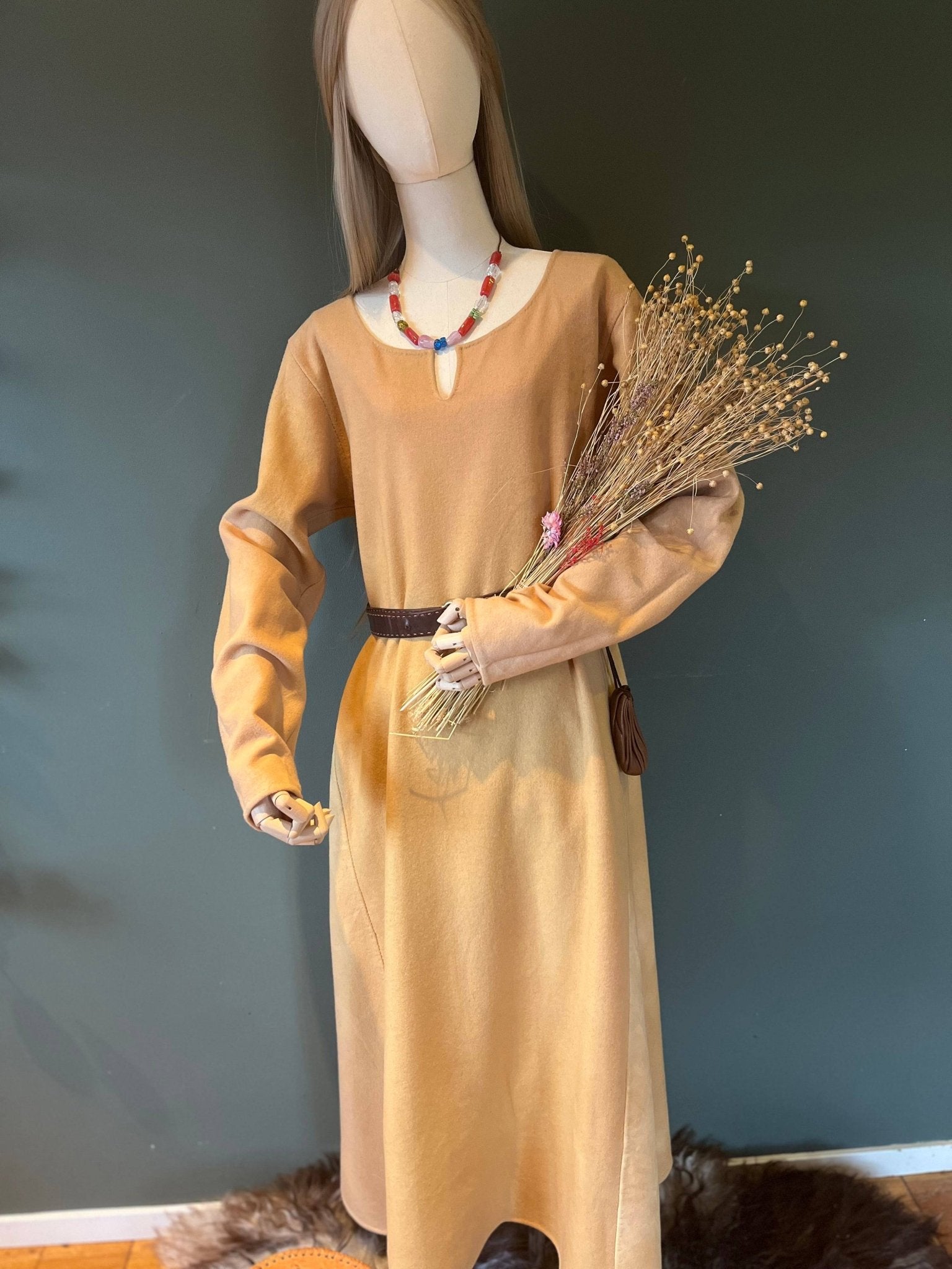 • TYRA • Hand - Sewn Viking Age Woolen Haithabu Dress with Two Gores in Thin Twill (290g/m²) - NATURAL Shades | Based on Haithabu Fragments 72 A & B, 64, 65, 69, 70, S14, S15, 48, 49, 82 A - D, 91, 92 (Copy) - MIMIRS SAUM