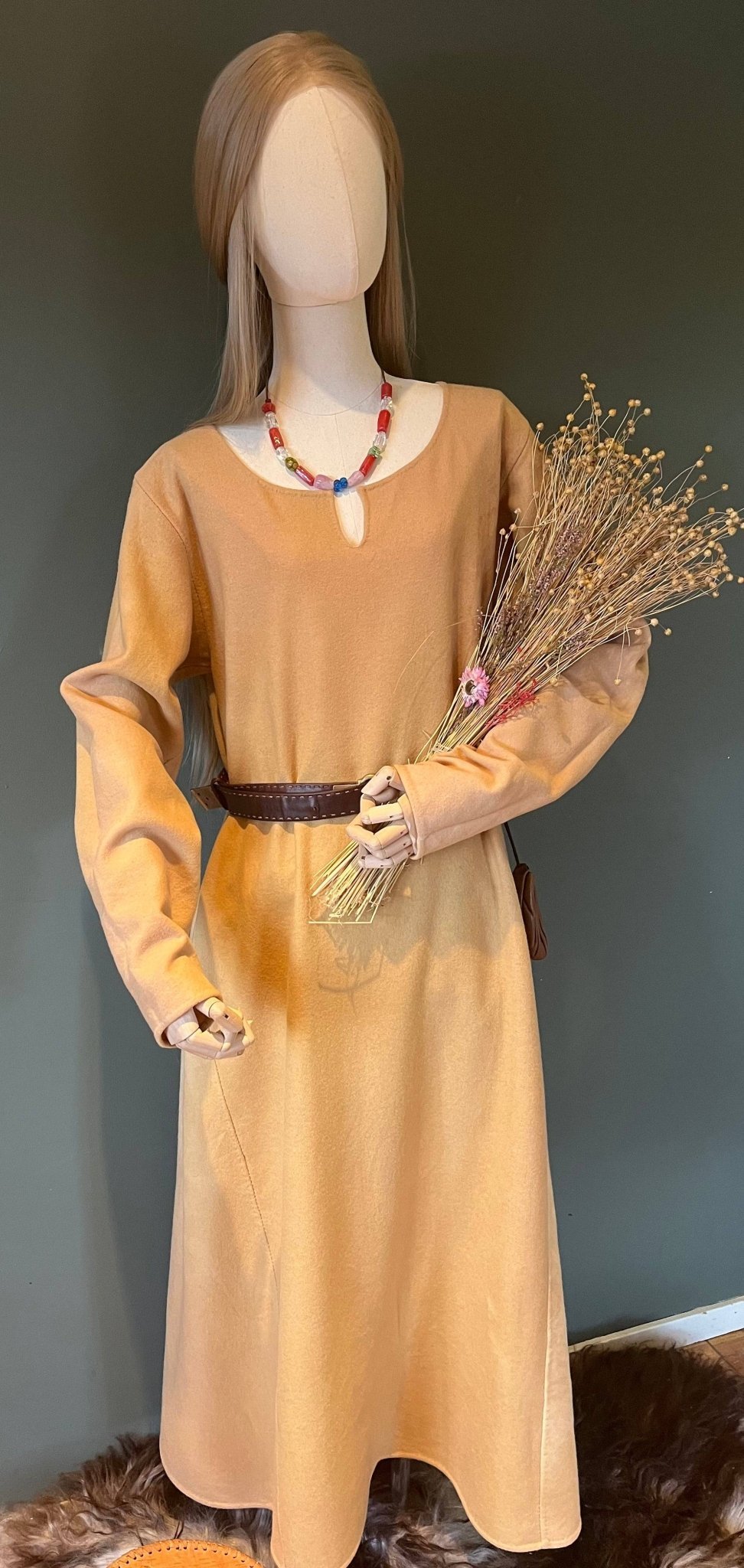 • TYRA • Hand - Sewn Viking Age Woolen Haithabu Dress with Two Gores in Thin Twill (290g/m²) - NATURAL Shades | Based on Haithabu Fragments 72 A & B, 64, 65, 69, 70, S14, S15, 48, 49, 82 A - D, 91, 92 (Copy) - MIMIRS SAUM