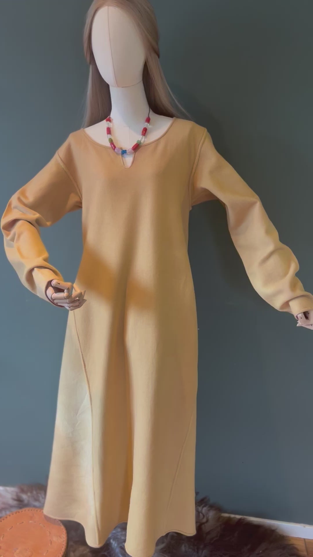 • TYRA • Hand - Sewn Viking Age Woolen Haithabu Dress with Two Gores in Thin Twill (290g/m²) - NATURAL Shades | Based on Haithabu Fragments 72 A & B, 64, 65, 69, 70, S14, S15, 48, 49, 82 A - D, 91, 92 (Copy) - MIMIRS SAUM