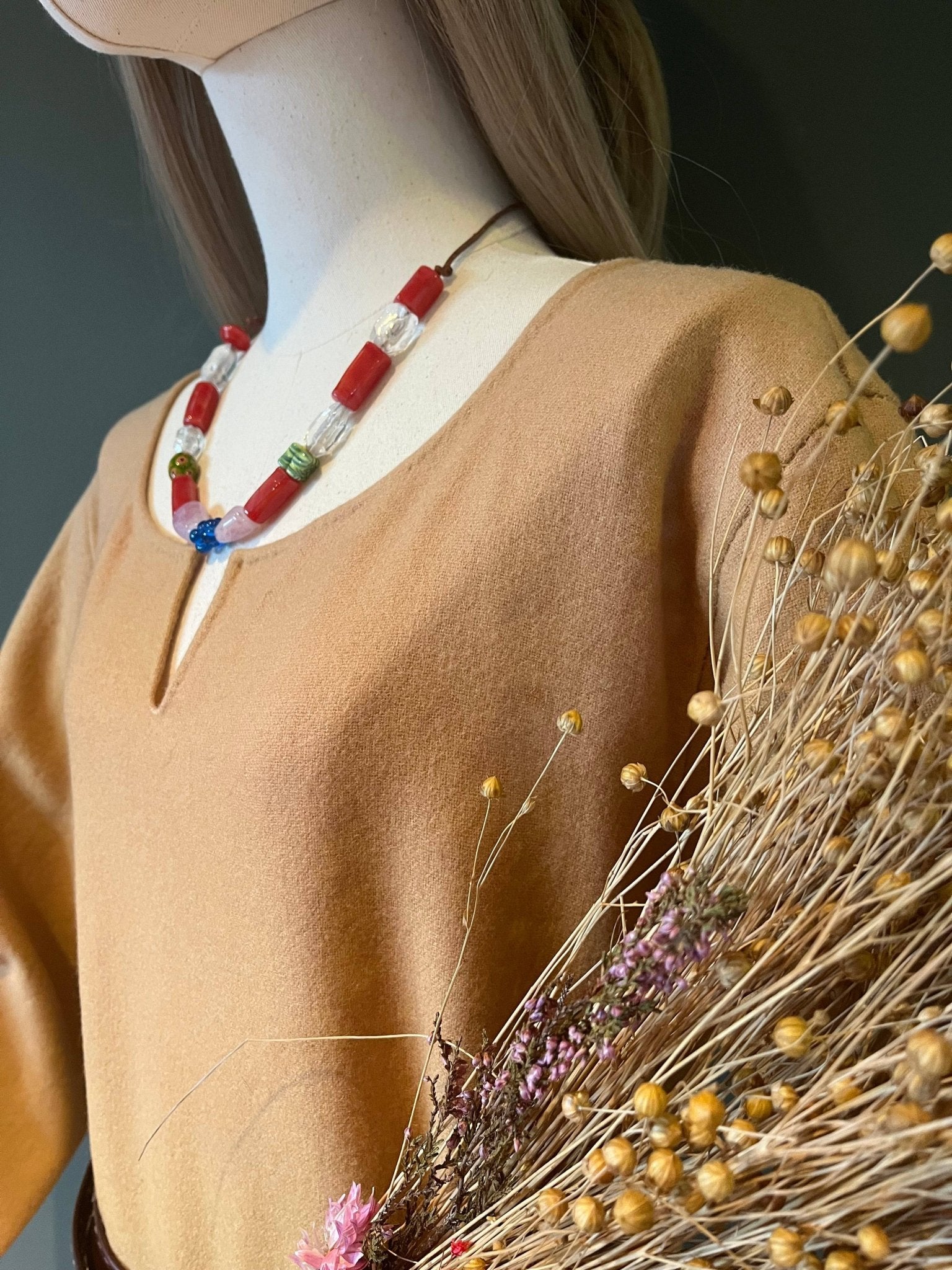• TYRA • Hand - Sewn Viking Age Woolen Haithabu Dress with Two Gores in Thin Twill (290g/m²) - NATURAL Shades | Based on Haithabu Fragments 72 A & B, 64, 65, 69, 70, S14, S15, 48, 49, 82 A - D, 91, 92 (Copy) - MIMIRS SAUM