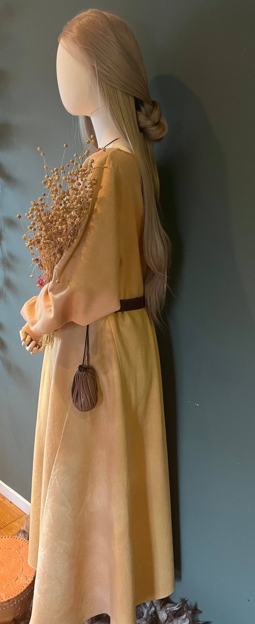 • TYRA • Hand - Sewn Viking Age Woolen Haithabu Dress with Two Gores in Thin Twill (290g/m²) - NATURAL Shades | Based on Haithabu Fragments 72 A & B, 64, 65, 69, 70, S14, S15, 48, 49, 82 A - D, 91, 92 (Copy) - MIMIRS SAUM
